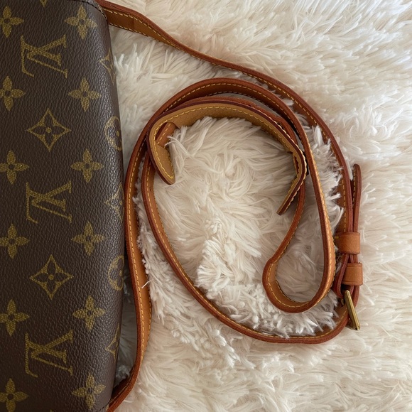 Louis Vuitton Sling Bag - Picture 5 of 7